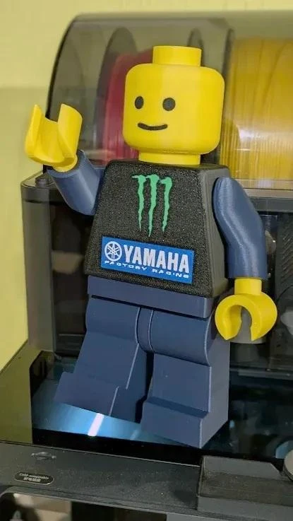 Figurine homme brique façon Lego – Yamaha Monster version noire (20cm)